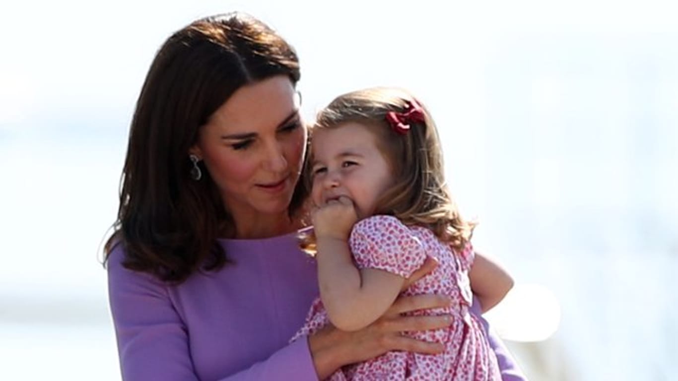 Die britische Herzogin Kate mit ihrer Tochter, Prinzessin Charlotte, auf dem Arm.