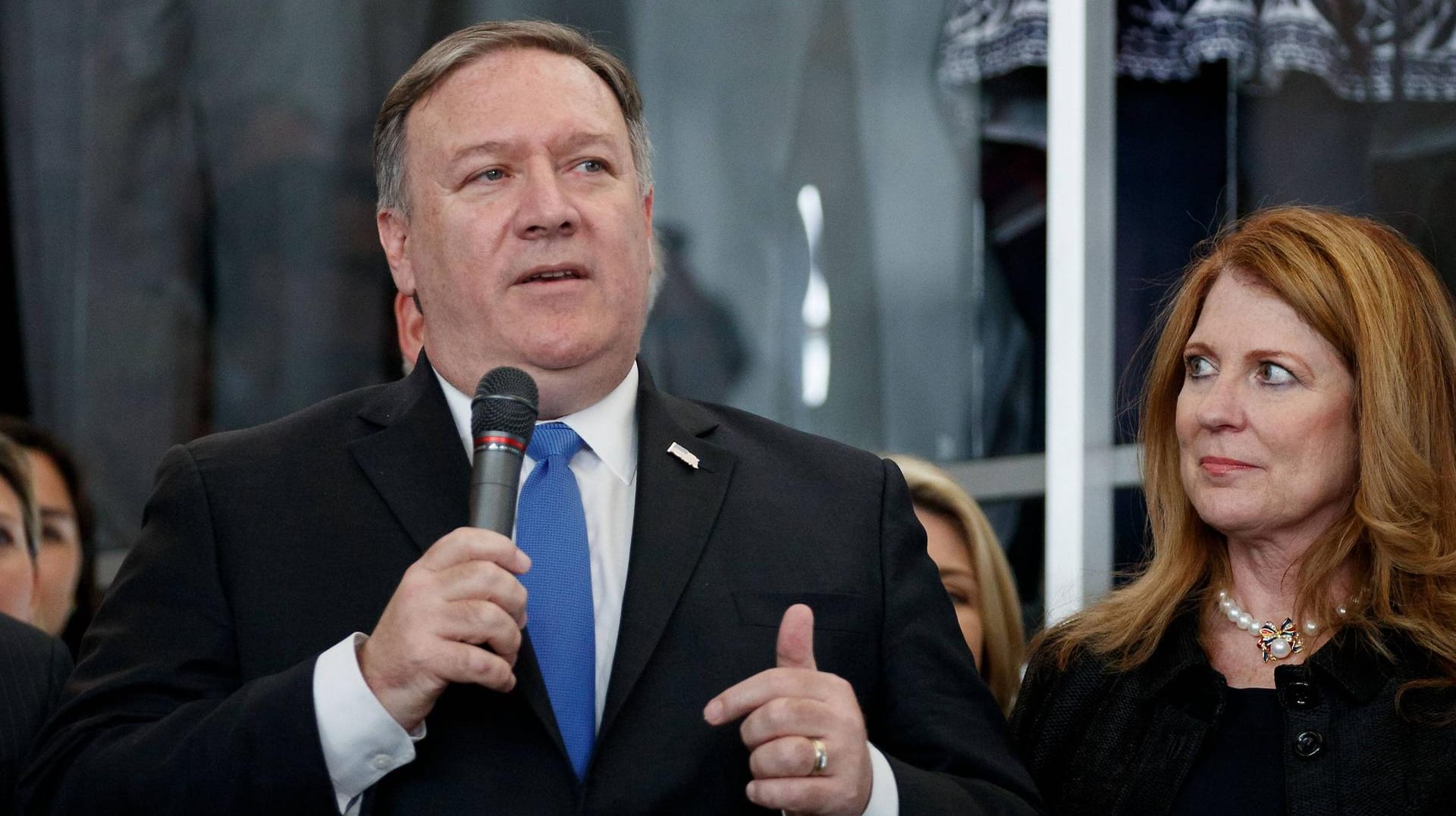 Mike Pompeo mit seiner Frau Susan bei seinem ersten Auftritt vor Amerikas Diplomaten: Er stellt sich voll hinter den politischen Kurs von Donald Trump. Mike Pompeo mit seiner Frau Susan bei seinem ersten Auftritt vor Amerikas Diplomaten: Er stellt sich voll hinter den politischen Kurs von Donald Trump.