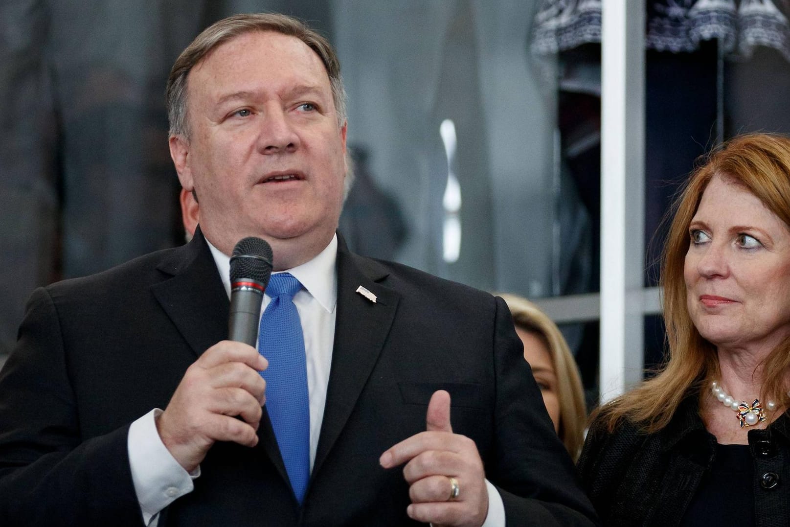 Mike Pompeo mit seiner Frau Susan bei seinem ersten Auftritt vor Amerikas Diplomaten: Er stellt sich voll hinter den politischen Kurs von Donald Trump.