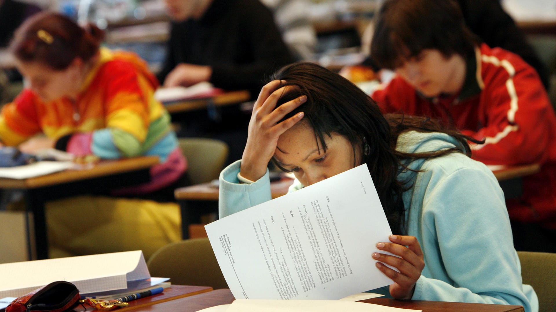 Abiturienten beginnen mit der Lösung der Mathematik-Aufgaben: Mehrere Bundesländer haben die Aufgaben für die Mathe-Abiturprüfungen ausgetauscht, nachdem an einem Gymnasium eingebrochen worden war. (Archivbild)