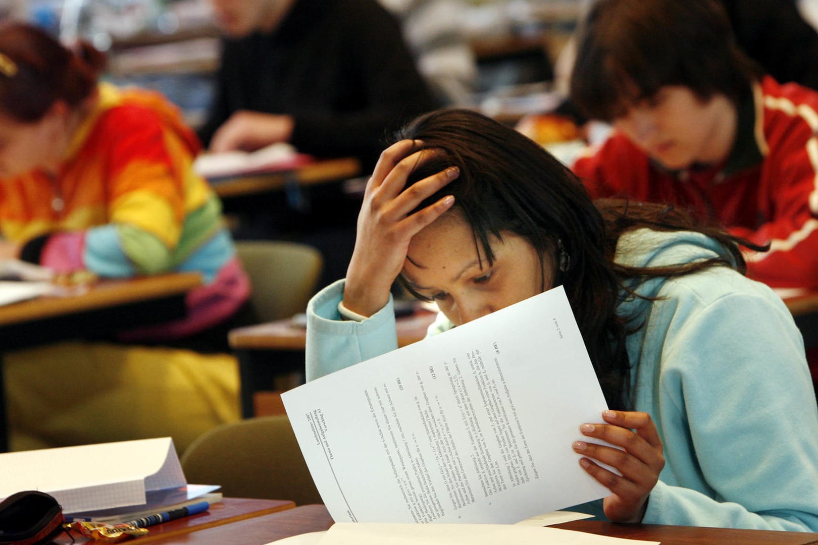 Abiturienten beginnen mit der Lösung der Mathematik-Aufgaben: Mehrere Bundesländer haben die Aufgaben für die Mathe-Abiturprüfungen ausgetauscht, nachdem an einem Gymnasium eingebrochen worden war. (Archivbild)