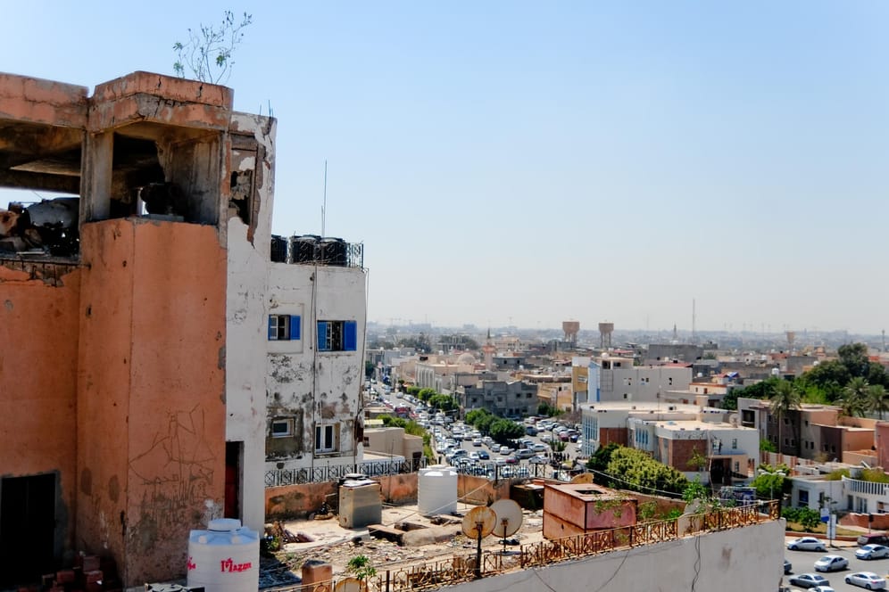Ein bei Gefechten zerstörtes Haus in der Innenstadt von Tripolis (Libyen): Bei einem Anschlag auf die Wahlkommission in Tripolis hat es mehrere Tote gegeben. (Archivbild)