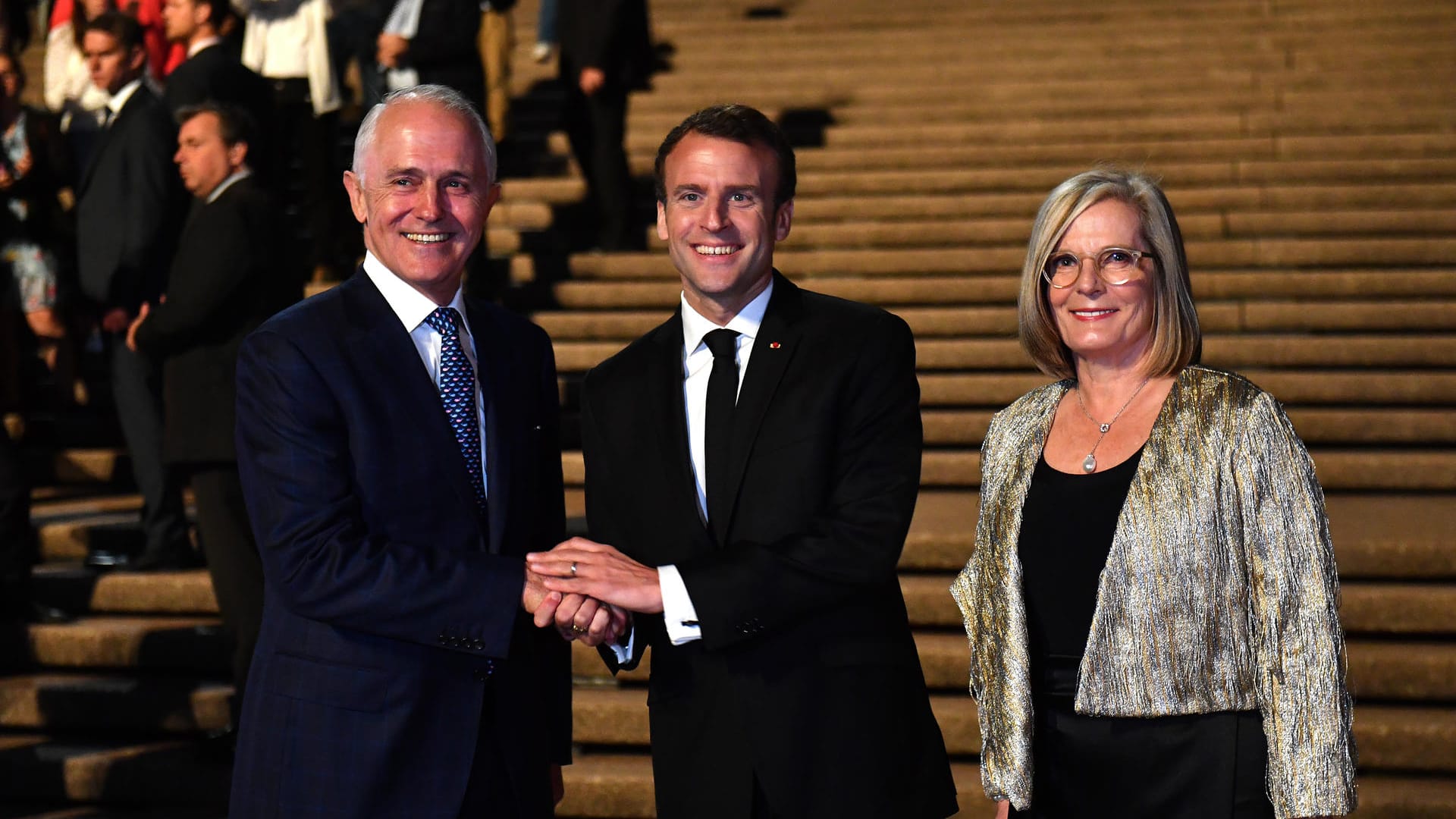 Händeschütteln vor dem Opernhaus in Sydney: Emmanuel Macron (Mitte) mit Malcolm Turnbull und dessen Frau Lucy Turnbull. Händeschütteln vor dem Opernhaus in Sydney: Emmanuel Macron (Mitte) mit Malcolm Turnbull und dessen Frau Lucy Turnbull.