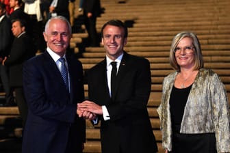 Händeschütteln vor dem Opernhaus in Sydney: Emmanuel Macron (Mitte) mit Malcolm Turnbull und dessen Frau Lucy Turnbull.