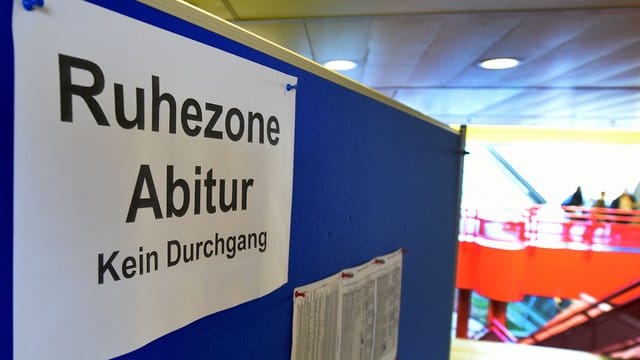 Abiturprüfung in Hannover: Weil ein Schultresor mit Abitur-Aufgaben geknackt worden war, mussten in 8 von 16 Bundesländern neue Prüfungsthemen her. Abiturprüfung in Hannover: Weil ein Schultresor mit Abitur-Aufgaben geknackt worden war, mussten in 8 von 16 Bundesländern neue Prüfungsthemen her.