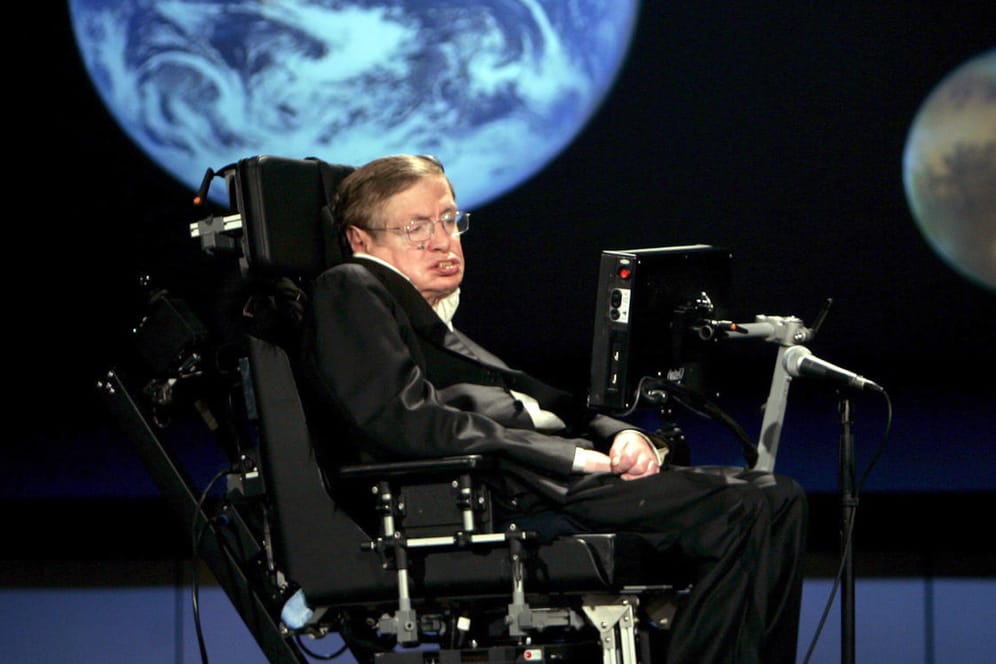 Stephen Hawking bei einer Konferenz: Rund sieben Wochen nach seinem Tod ist die letzte Arbeit des Physik-Genies erschienen. (Archivbild)