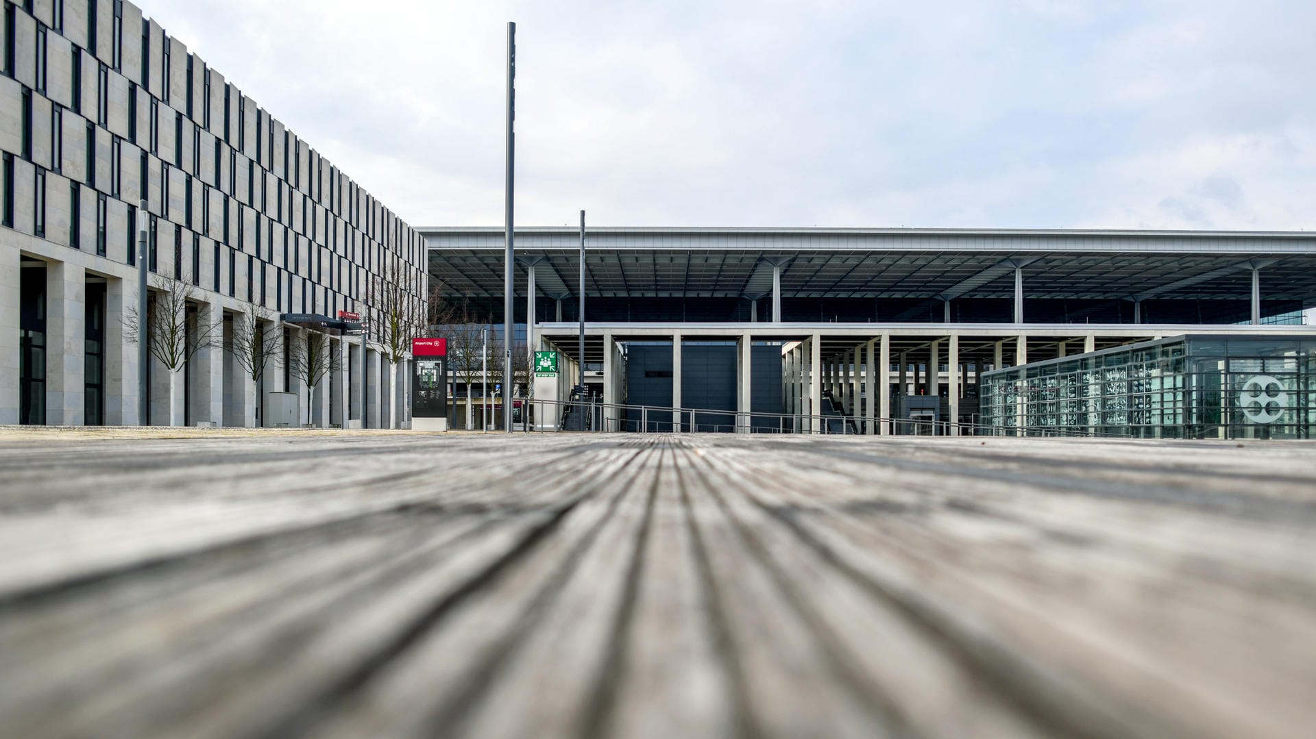 Blick auf ein Terminal des Hauptstadtflughafens BER: Um das Passagieraufkommen künftig zu bewältigen, soll ein zusätzliches Terminal gebaut werden. (Archivbild) Blick auf ein Terminal des Hauptstadtflughafens BER: Um das Passagieraufkommen künftig zu bewältigen, soll ein zusätzliches Terminal gebaut werden. (Archivbild)