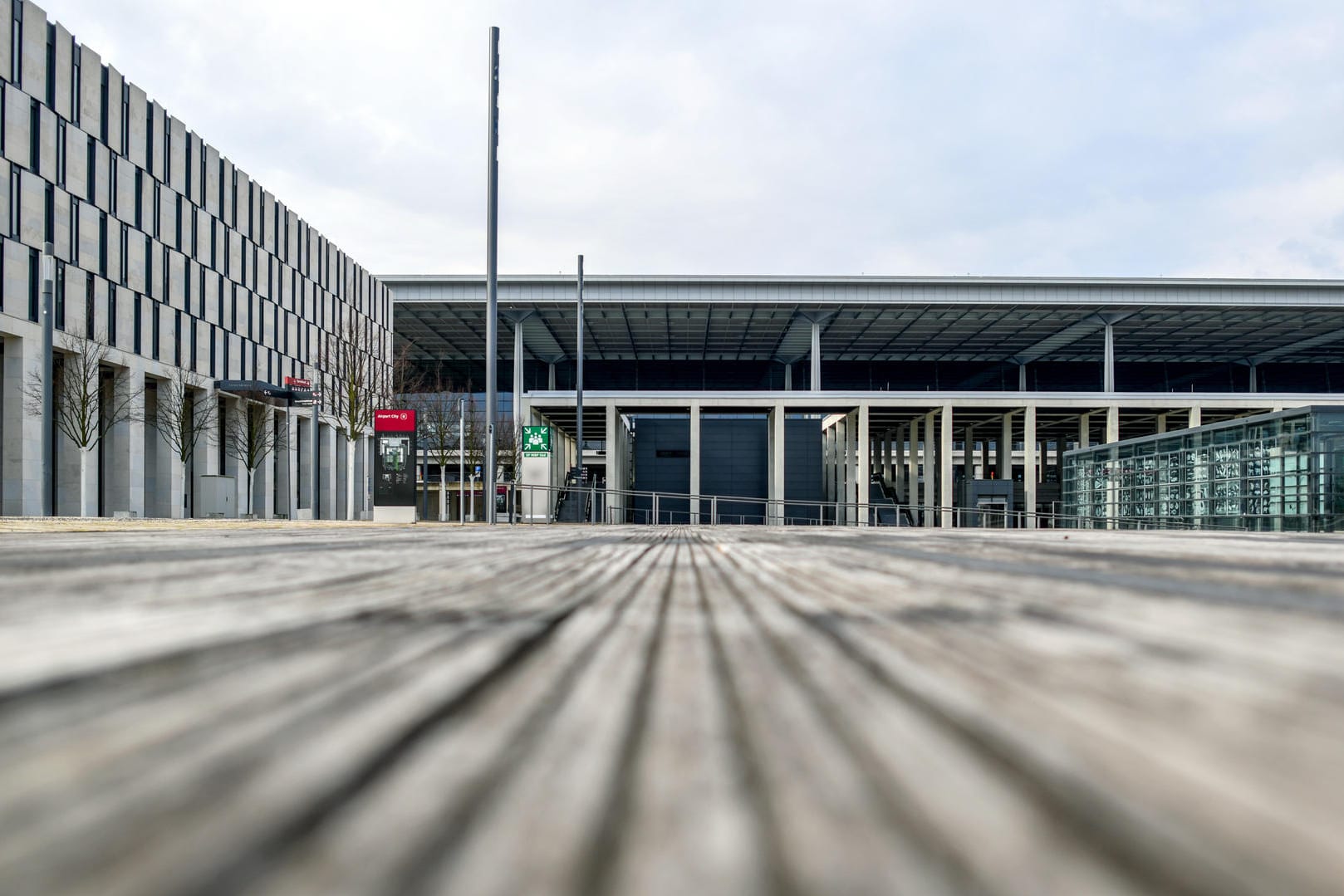 Blick auf ein Terminal des Hauptstadtflughafens BER: Um das Passagieraufkommen künftig zu bewältigen, soll ein zusätzliches Terminal gebaut werden. (Archivbild)