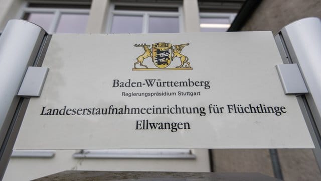 In Ellwangen haben etwa 200 Migranten die Abschiebung eines Mannes verhindert.