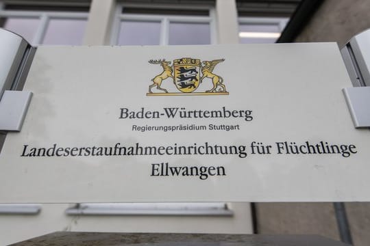 In Ellwangen haben etwa 200 Migranten die Abschiebung eines Mannes verhindert.