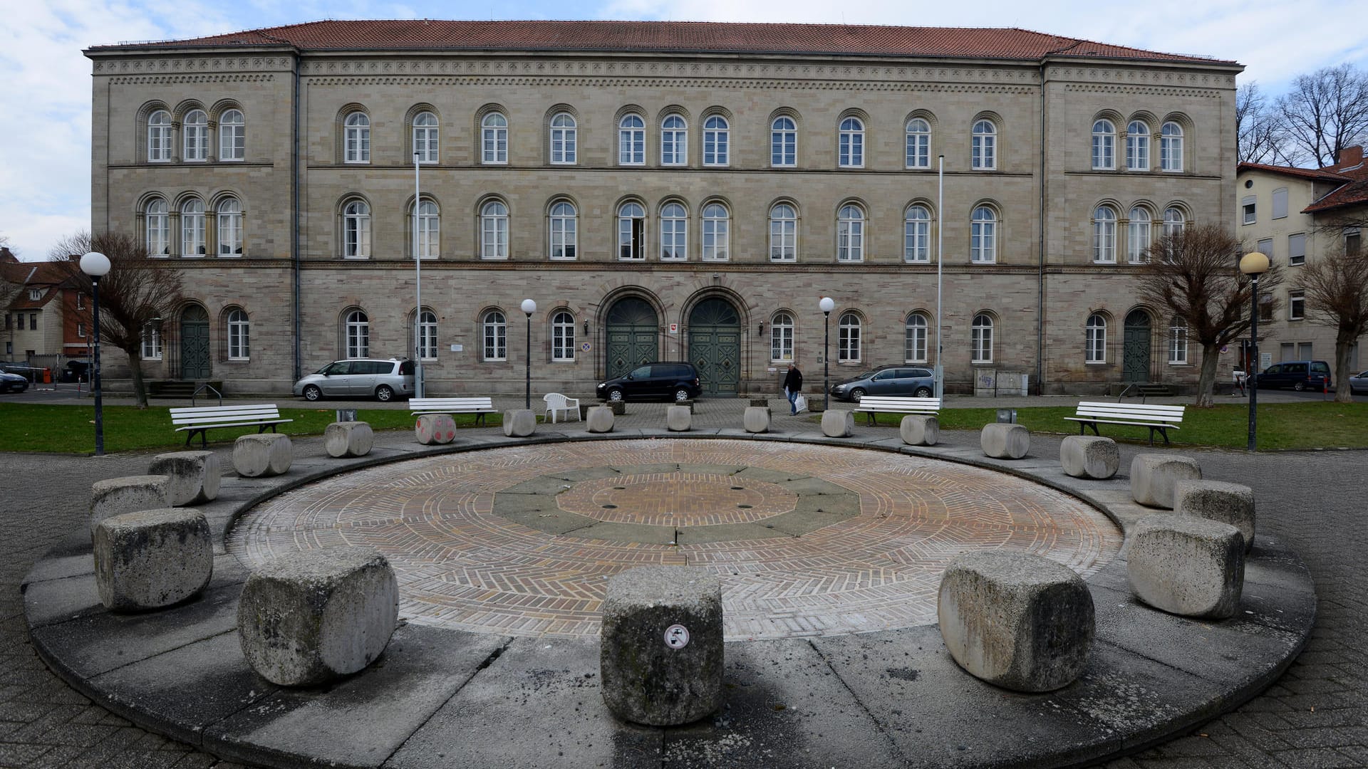 Das Hauptgebäude der Staatsanwaltschaft Göttingen (Niedersachsen): In Göttingen ist ein Baby durch Gewaltanwendung gestorben, die Staatsanwaltschaft ermittelt gegen die Eltern. Das Hauptgebäude der Staatsanwaltschaft Göttingen (Niedersachsen): In Göttingen ist ein Baby durch Gewaltanwendung gestorben, die Staatsanwaltschaft ermittelt gegen die Eltern.