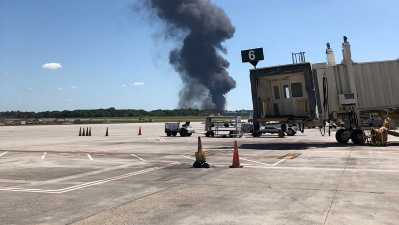 Rauchsäule am Flughafen von Savannah: Im US-Bundesstaat Georgia ist ein Flugzeug der Nationalgarde Puerto Ricos abgestürzt.