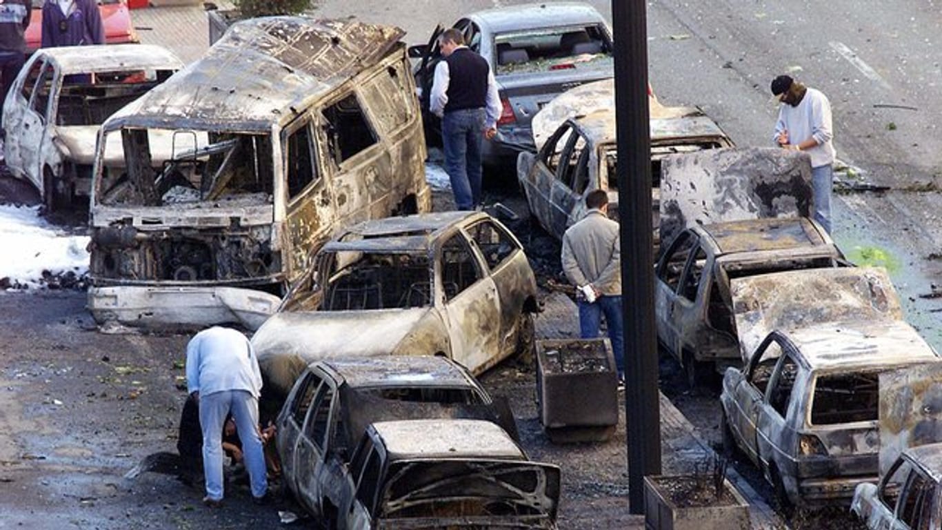 Polizisten untersuchen im Herbst 2001 die Wracks mehrerer beim einem ETA-Anschlag zerstörten Autos.