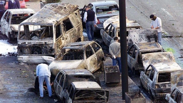 Polizisten untersuchen im Herbst 2001 die Wracks mehrerer beim einem ETA-Anschlag zerstörten Autos. Polizisten untersuchen im Herbst 2001 die Wracks mehrerer beim einem ETA-Anschlag zerstörten Autos.