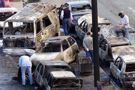 Polizisten untersuchen im Herbst 2001 die Wracks mehrerer beim einem ETA-Anschlag zerstörten Autos.