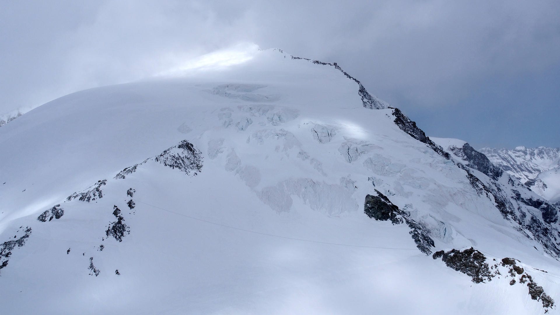 Der Berg Pigne d'Arolla in der Nähe des Ortes Arolla (Schweiz): 14 Skitourenfahrer gerieten hier vor wenigen Tagen in eine Schlechtwetterfront, nun starb eine weitere Alpinistin an den Folgen des Unglücks. Der Berg Pigne d'Arolla in der Nähe des Ortes Arolla (Schweiz): 14 Skitourenfahrer gerieten hier vor wenigen Tagen in eine Schlechtwetterfront, nun starb eine weitere Alpinistin an den Folgen des Unglücks.