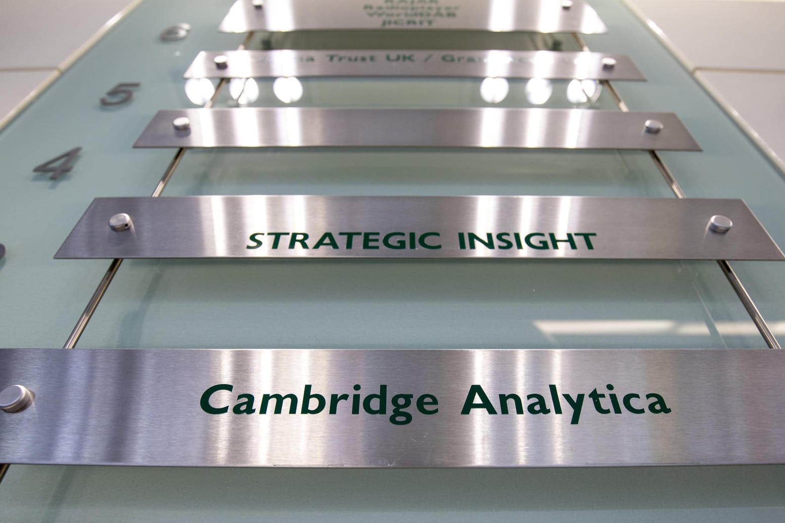 Unternehmensschild von Cambridge Analytica: Nach dem Facebook-Skandal schließt die Firma offenbar.