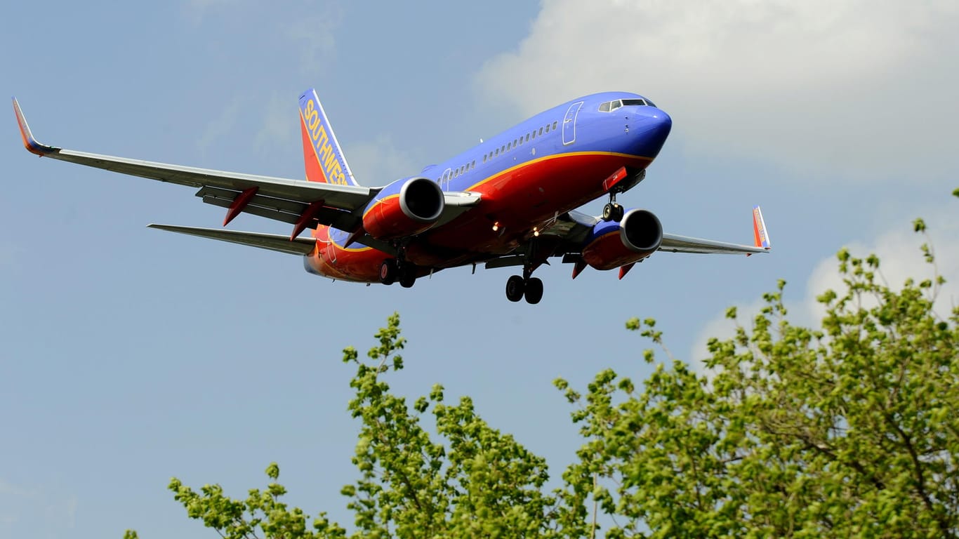 Ein Flugzeug von Southwest Airlines im Landeflug: Zwei Wochen nach der tödlichen Triebwerksexplosion an Bord eines Flugzeugs hat die Unglücks-Airline eine außerplanmäßige Landung einlegen müssen. (Archivbild)