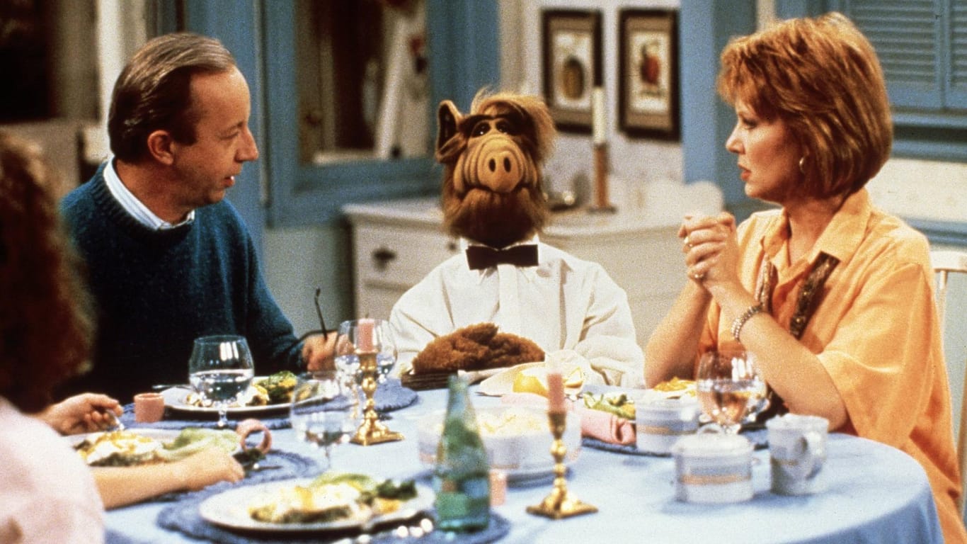 Willie Tanner (Max Wright) und Kate Tanner (Anne Schedeen) mit Alf: Sie spielten die Eltern der Serienfamilie.