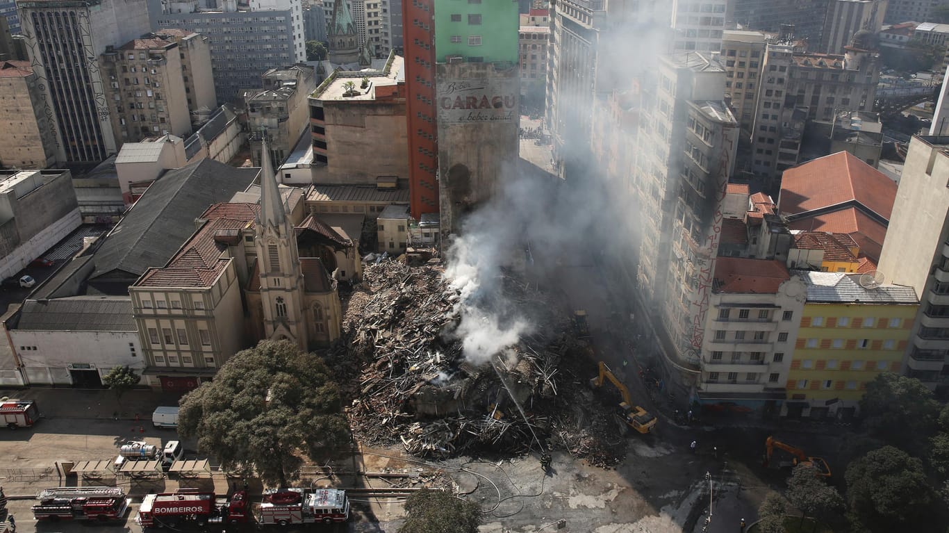 Reste des eingestürzten Hochhauses: ach der Brandkatastrophe in Sao Paulo werden 49 Menschen vermisst.