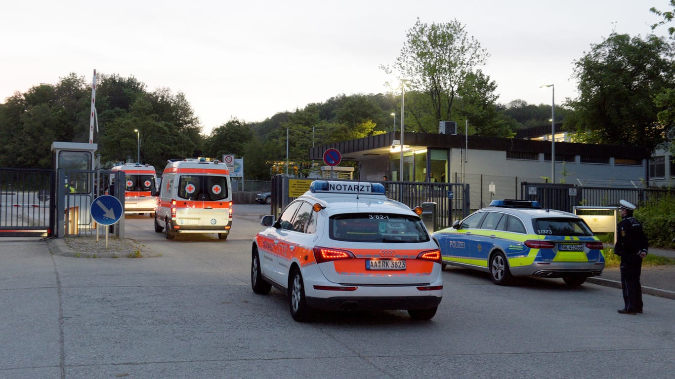 Rettungswagen fahren auf das Gelände der Landeserstaufnahmeeinrichtung für Flüchtlinge in Ellwangen: Mit einem Großeinsatz wollen die Behörden eine verhinderte Abschiebung durchsetzen.