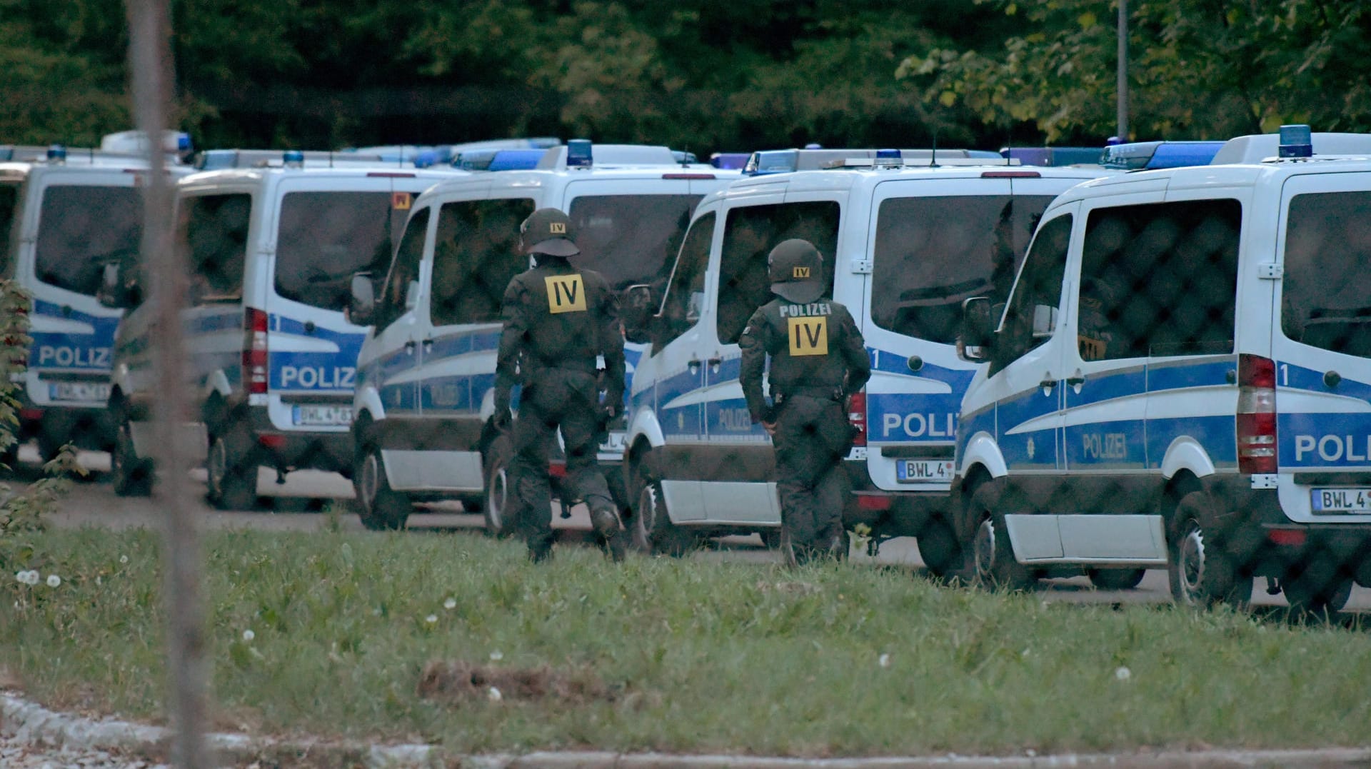 Vor dem Flüchtlingsheim, das auf einem ehemaligen Kasernengelände liegt, fuhren zahlreiche Mannschaftsbusse der Polizei auf.