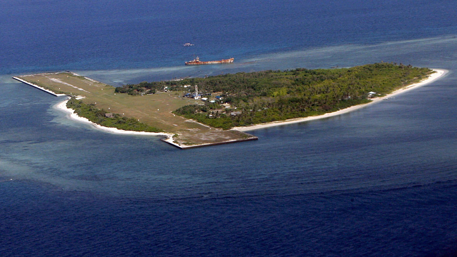 Ein Flugfeld auf den Spratly-Inseln: China streitet sich mit seinen Nachbarn und den USA um das Territorium im Südchinesischen Meer. Ein Flugfeld auf den Spratly-Inseln: China streitet sich mit seinen Nachbarn und den USA um das Territorium im Südchinesischen Meer.