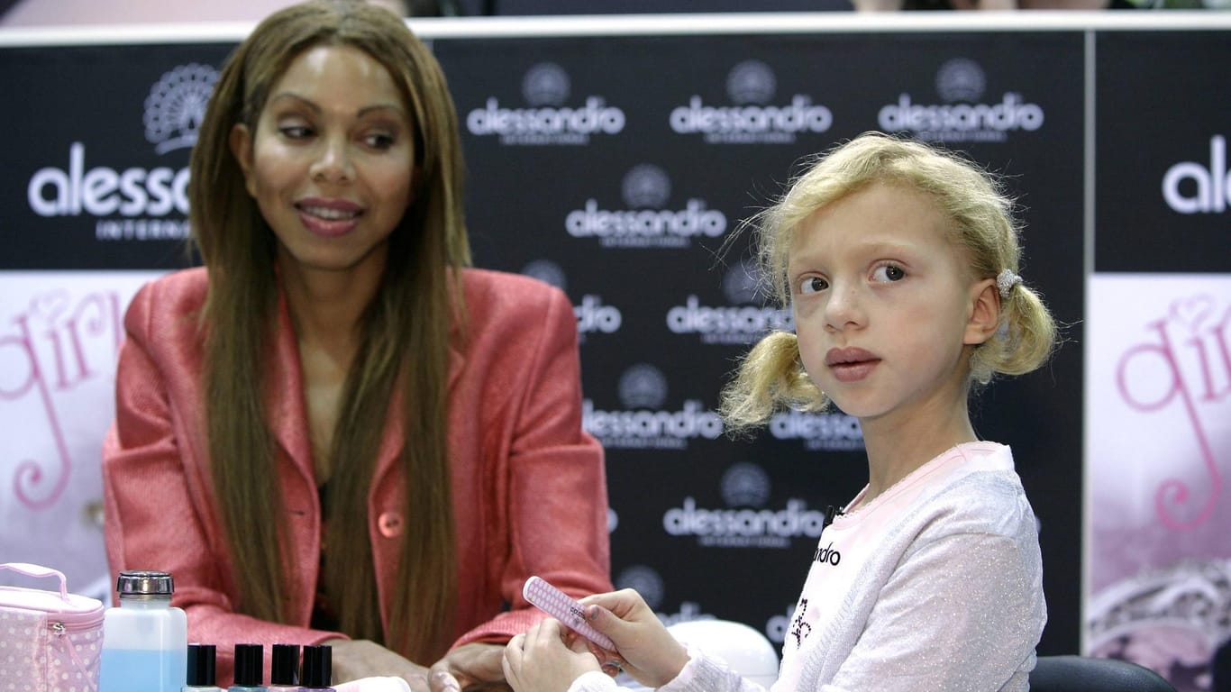 Lang ist es her: Angela Ermakova und ihr Tochter, die kleine Anna, 2007 bei einer Kosmetikmesse in Düsseldorf.
