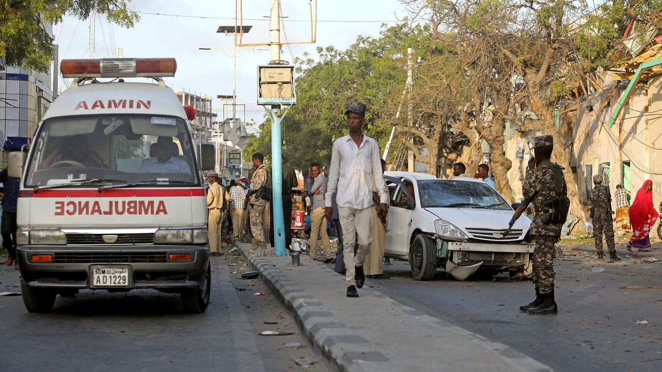 Sicherheits- und Rettungskräfte reagieren nach einer Explosion in der somalischen Hauptstadt Mogadischu: Nach einem jahrelangen Bürgerkrieg wird das Land immer wieder von Anschlägen erschüttert.