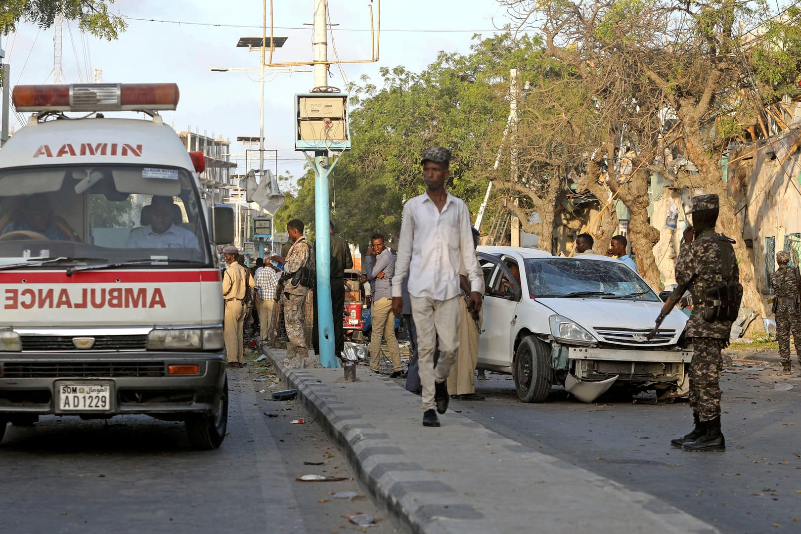 Sicherheits- und Rettungskräfte reagieren nach einer Explosion in der somalischen Hauptstadt Mogadischu: Nach einem jahrelangen Bürgerkrieg wird das Land immer wieder von Anschlägen erschüttert.