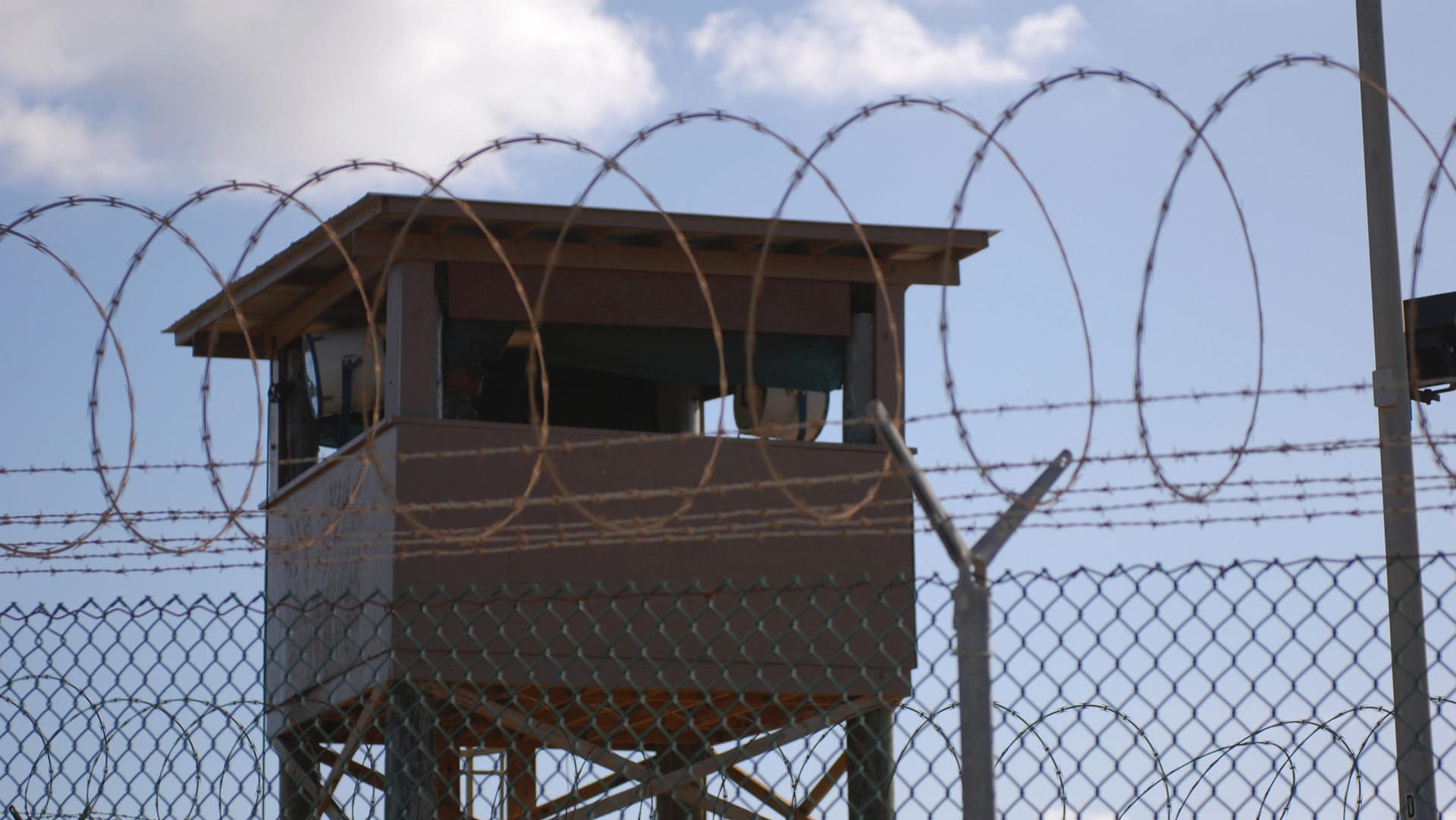 Wachturm in Guántanamo (Archiv): Noch 40 Menschen sind in dem Lager inhaftiert. Wachturm in Guántanamo (Archiv): Noch 40 Menschen sind in dem Lager inhaftiert.