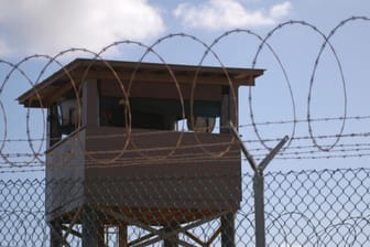 Wachturm in Guántanamo (Archiv): Noch 40 Menschen sind in dem Lager inhaftiert.