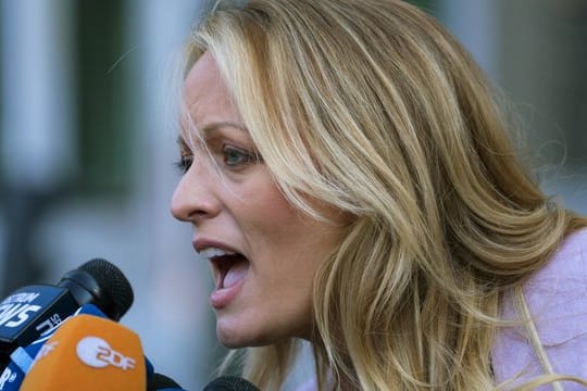 Die US-Pornodarstellerin Stormy Daniels (Stephanie Clifford) spricht nach dem Verlassen des Bundesgerichts mit Medienvertretern.