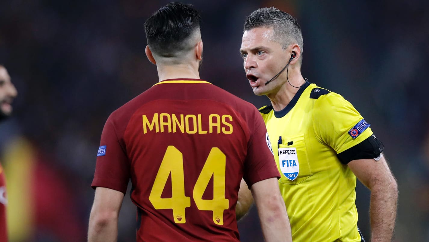 Schiedsrichter Damir Skomina im Gespräch mit Roma Abwehrchef Manolas.