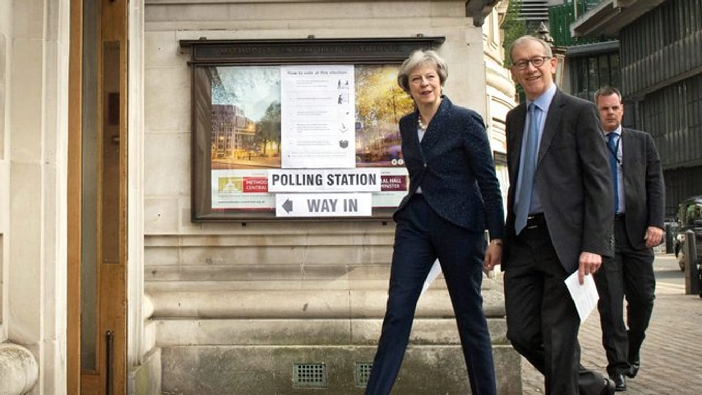 Theresa May und ihr Ehemann Philip kommen zu einem Wahllokal um ihre Stimme für die Kommunalwahlen abzugeben.