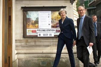 Theresa May und ihr Ehemann Philip kommen zu einem Wahllokal um ihre Stimme für die Kommunalwahlen abzugeben.