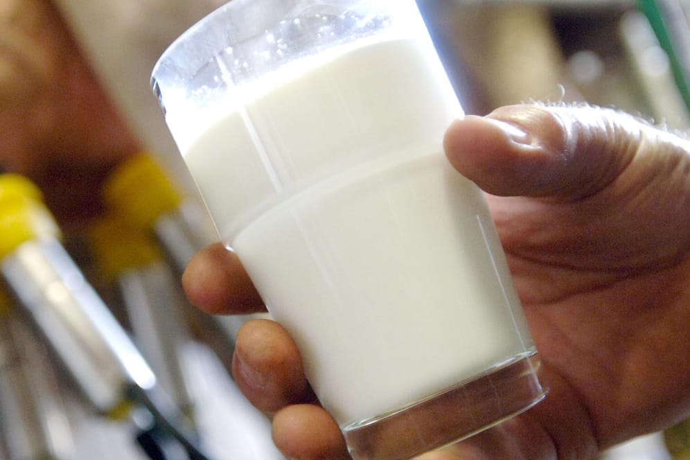 Ein Glas Milch: In den Supermarktregalen zeichnet sich ein deutlicher Preisrückgang bei der Milch ab.