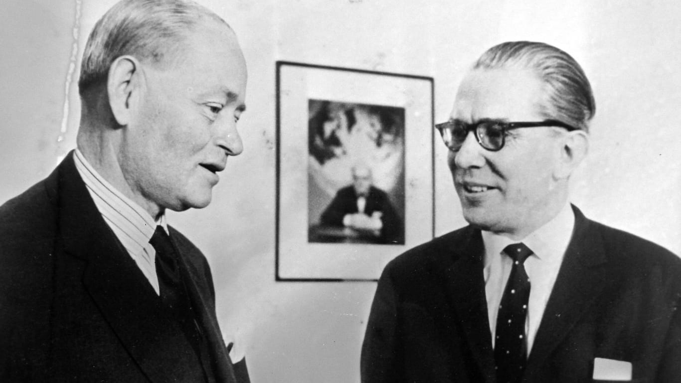 Der damalige Nato-Generalsekretär Dirk Strikker (l.) und Verteidigungsminister Kai-Uwe von Hassel im März 1963.