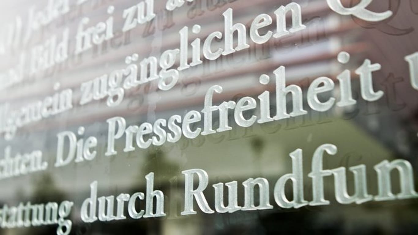 Das Wort Pressefreiheit ist in einem Ausschnitt des Artikels 5 des Grundgesetzes am Außenhof des Jakob-Kaiser-Hauses in Berlin zu sehen.