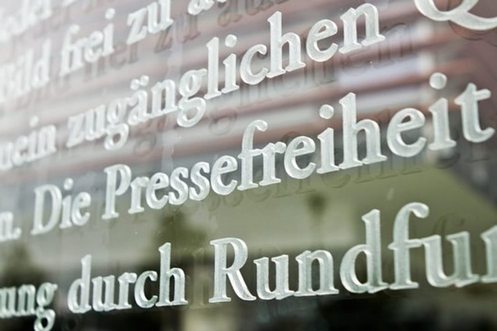 Das Wort Pressefreiheit ist in einem Ausschnitt des Artikels 5 des Grundgesetzes am Außenhof des Jakob-Kaiser-Hauses in Berlin zu sehen.