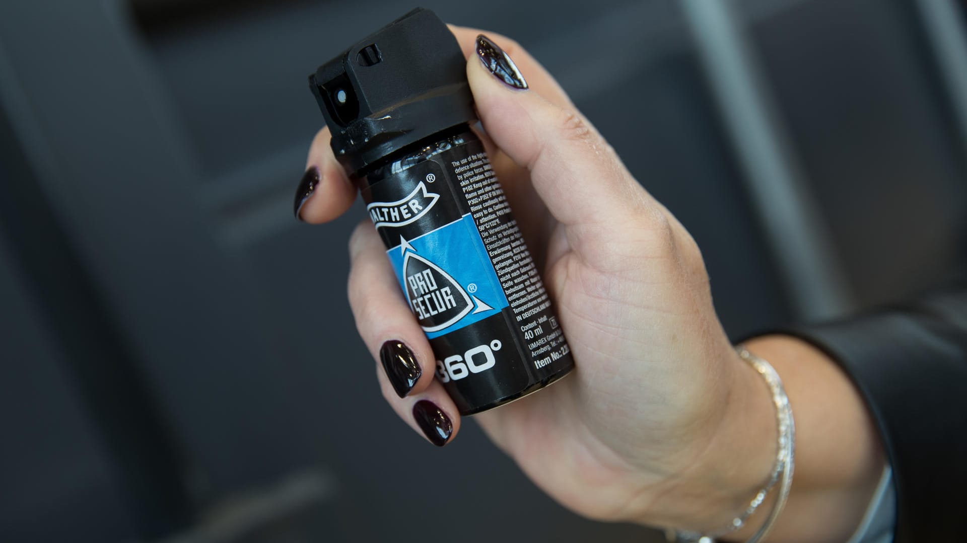Abwehrspray: Das Reizgas kann die Atemwege angreifen.