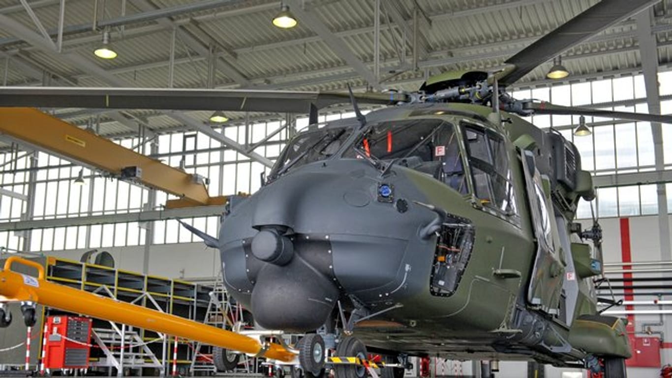 Ein Transporthubschrauber vom Typ NH90 der Bundeswehr steht im Hangar.