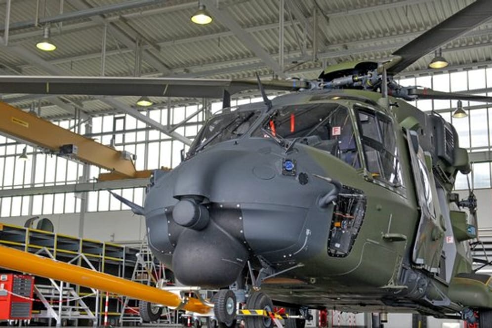 Ein Transporthubschrauber vom Typ NH90 der Bundeswehr steht im Hangar.