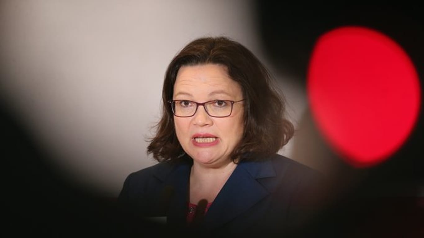 Die SPD-Vorsitzende Andrea Nahles kritisiert die Verteidigungsministerin.