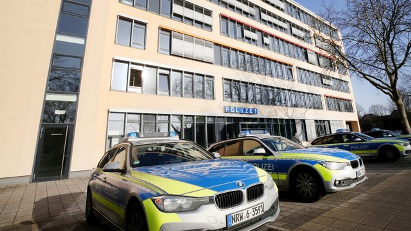 Polizeiwagen stehen vor der Polizeiwache Süd in Gelsenkirchen.