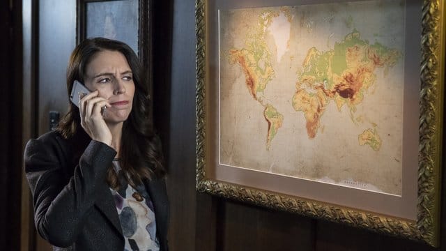 Jacinda Ardern, Premierministerin von Neuseeland, vor einer Weltkarte.