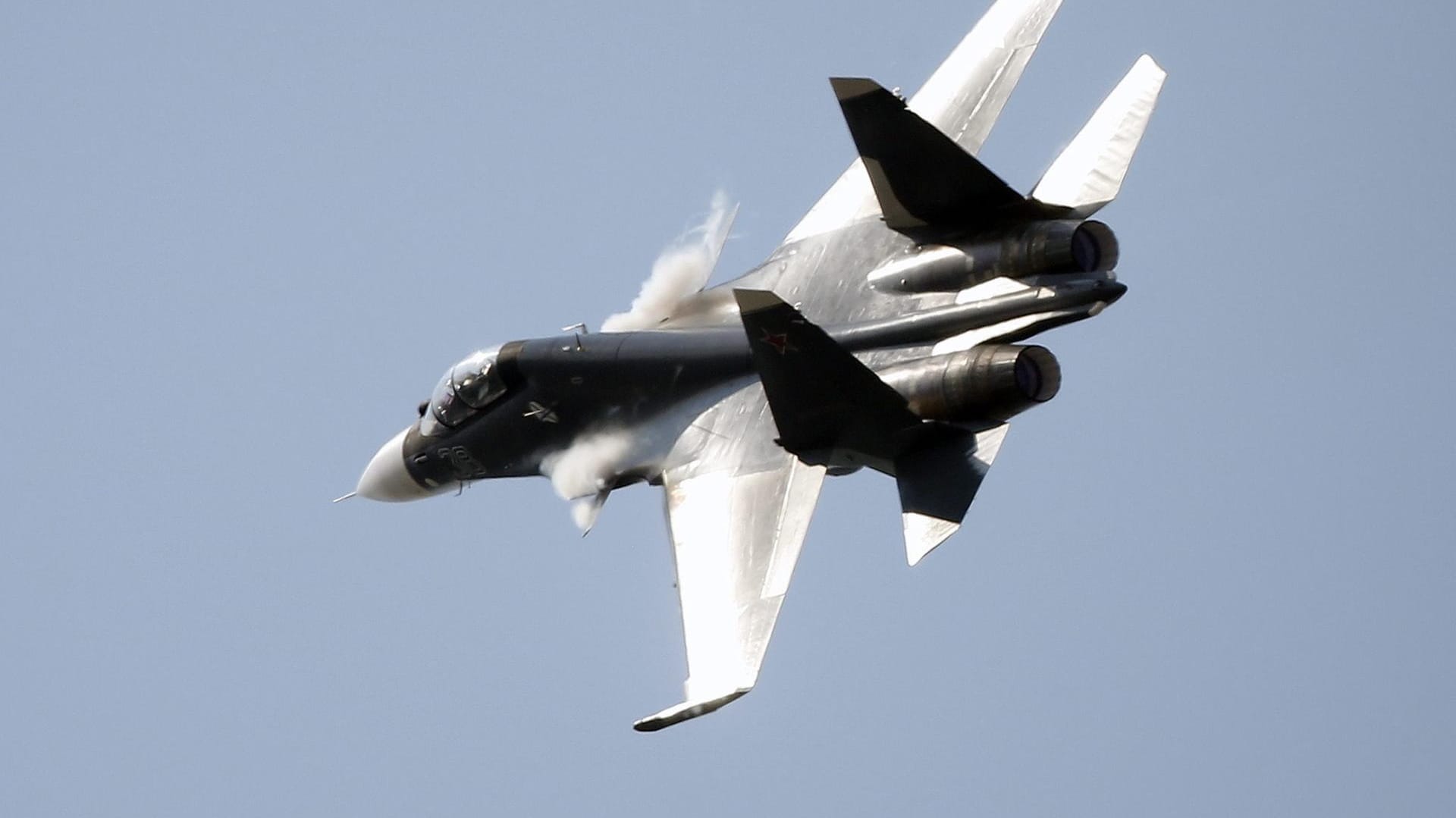 Eine Maschine des Typs Suchoi Su-30: Zwei Menschen kamen bei dem Absturz über dem Mittelmeer ums Leben. Eine Maschine des Typs Suchoi Su-30: Zwei Menschen kamen bei dem Absturz über dem Mittelmeer ums Leben.