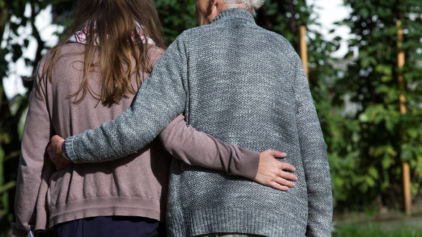 Eine Frau und ein älterer Mann: Es gefährdet die Gesundheit, wenn Menschen sich keine sexuelle Bedürfnisse erfüllen können.