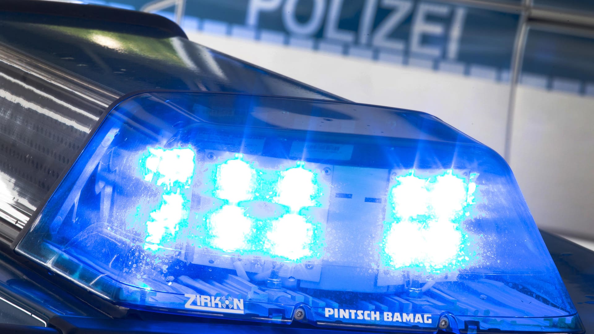 Polizeiwagen im Einsatz (Archiv): Beamte räumten ein Bremer Einkaufszentrum nach einer Bombendrohung. Polizeiwagen im Einsatz (Archiv): Beamte räumten ein Bremer Einkaufszentrum nach einer Bombendrohung.