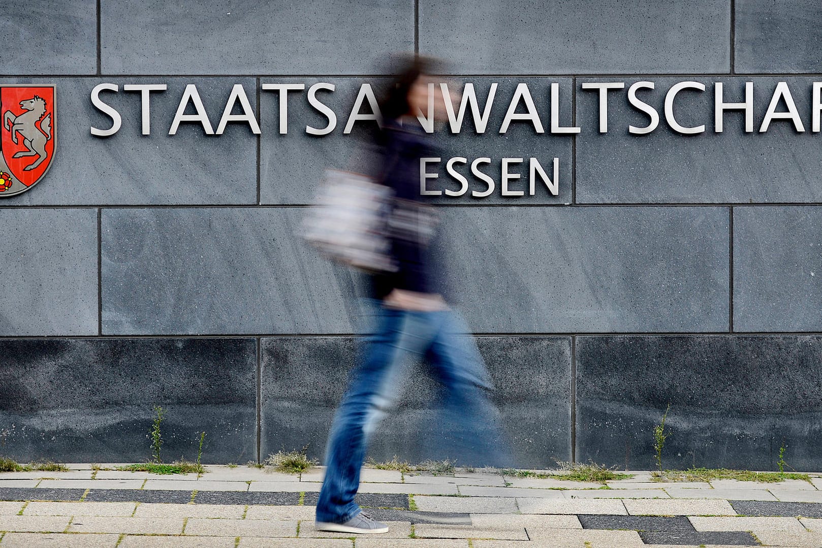 Die Staatsanwaltschaft Essen hat gegen fünf junge Männer anklage erhoben. Sie sollen Frauen in Waldstücke gelockt und dann gemeinsam missbraucht haben.